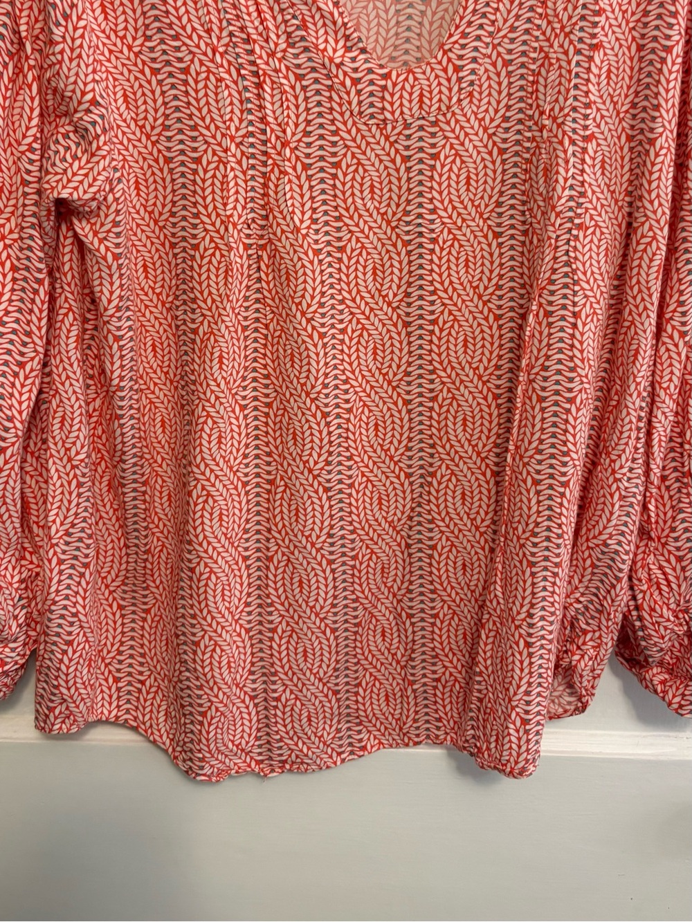 Great colors. Great label long sleeve size L. V neck
